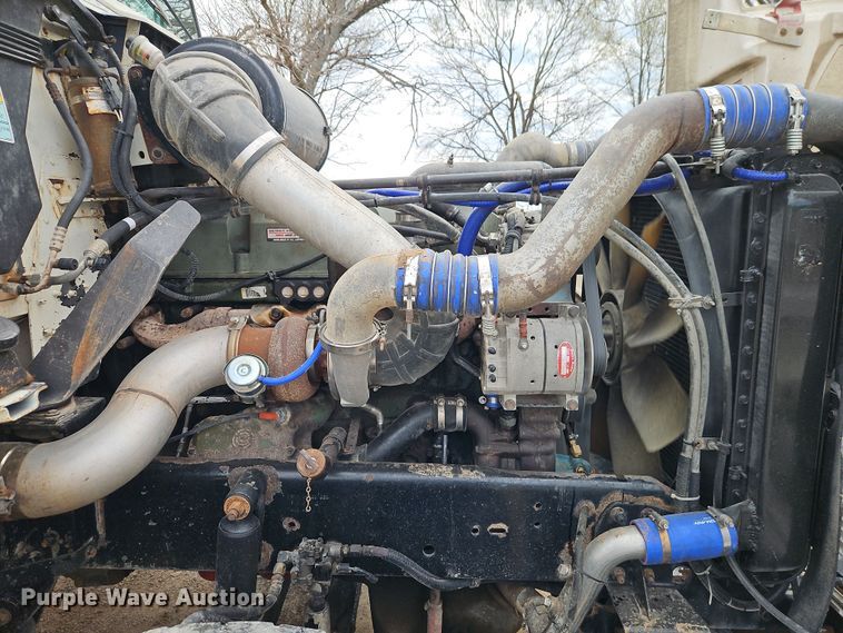 image for item EI8904 2000 Freightliner FLD semi truck