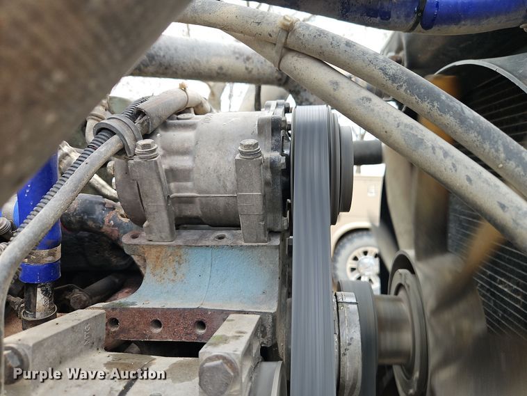 image for item EI8904 2000 Freightliner FLD semi truck