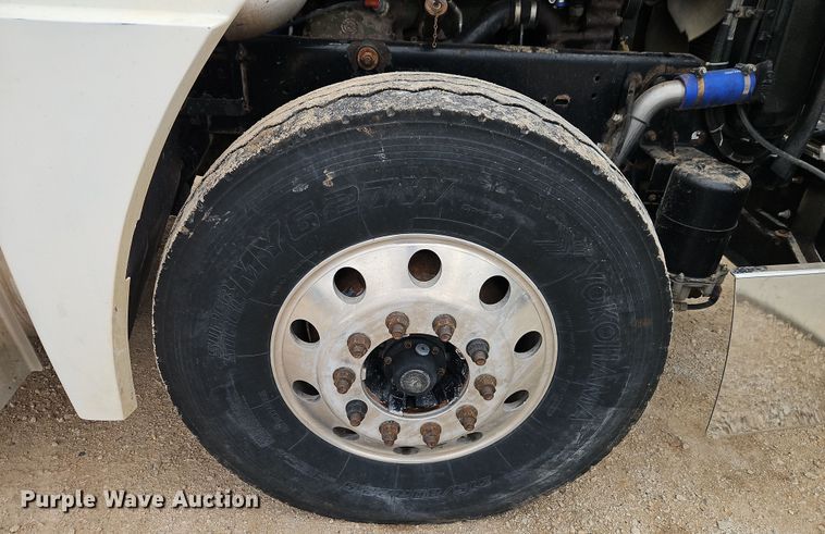 image for item EI8904 2000 Freightliner FLD semi truck