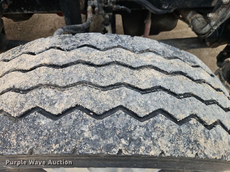 image for item EI8904 2000 Freightliner FLD semi truck