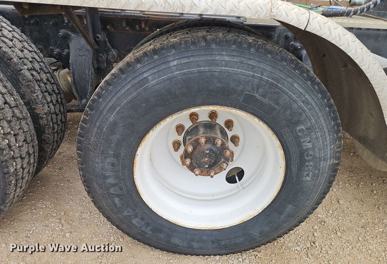 image for item EI8904 2000 Freightliner FLD semi truck