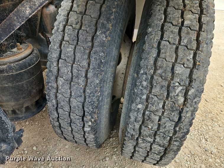 image for item EI8904 2000 Freightliner FLD semi truck