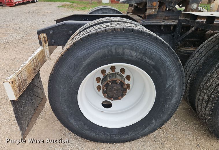 image for item EI8904 2000 Freightliner FLD semi truck