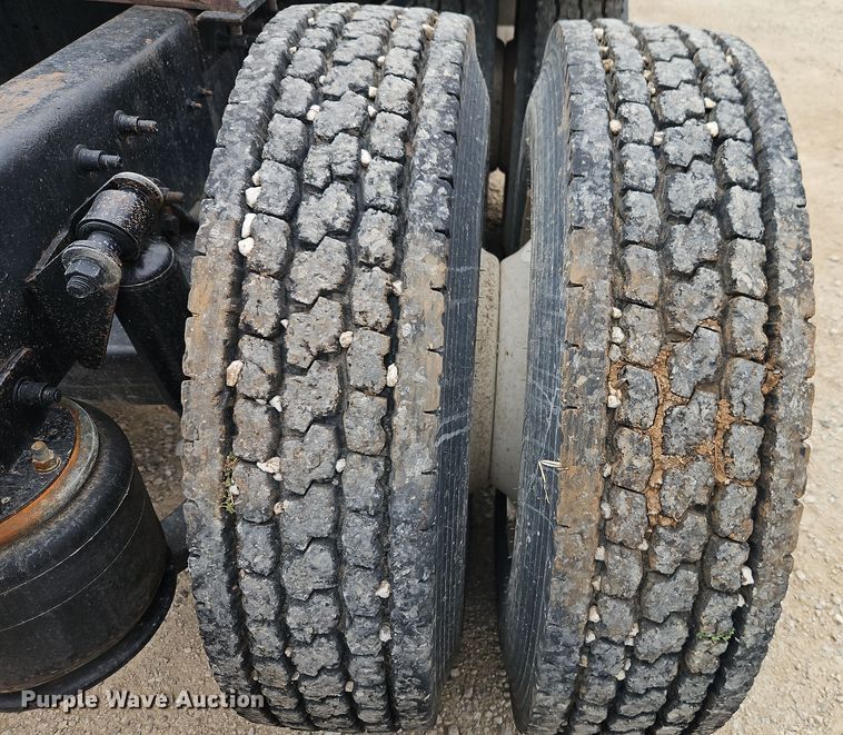 image for item EI8904 2000 Freightliner FLD semi truck