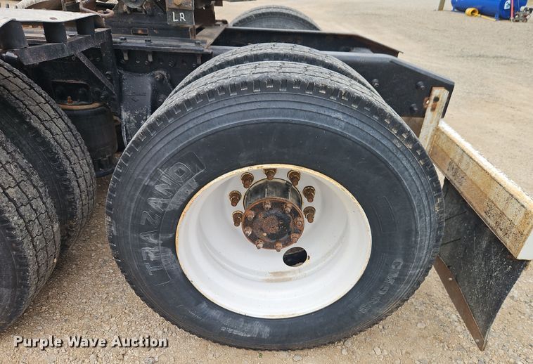 image for item EI8904 2000 Freightliner FLD semi truck