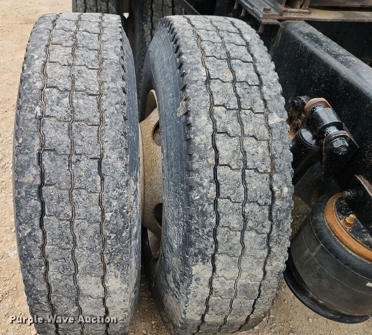 image for item EI8904 2000 Freightliner FLD semi truck