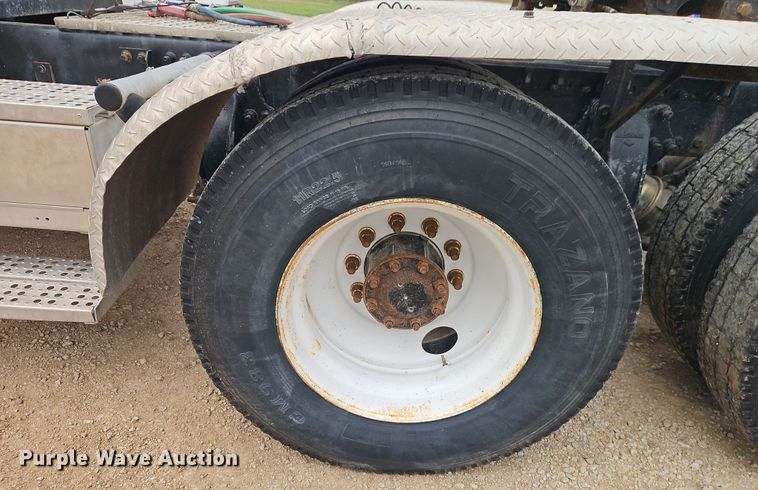 image for item EI8904 2000 Freightliner FLD semi truck