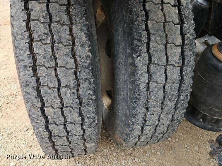 image for item EI8904 2000 Freightliner FLD semi truck