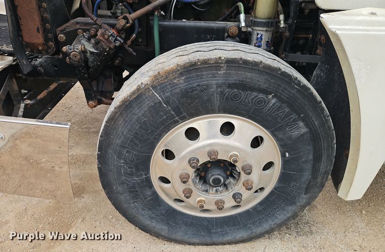 image for item EI8904 2000 Freightliner FLD semi truck