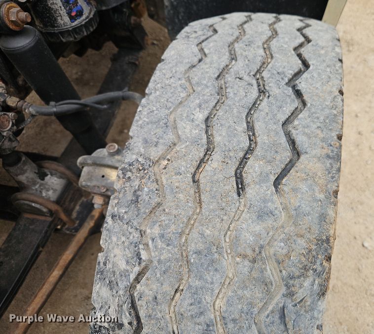 image for item EI8904 2000 Freightliner FLD semi truck