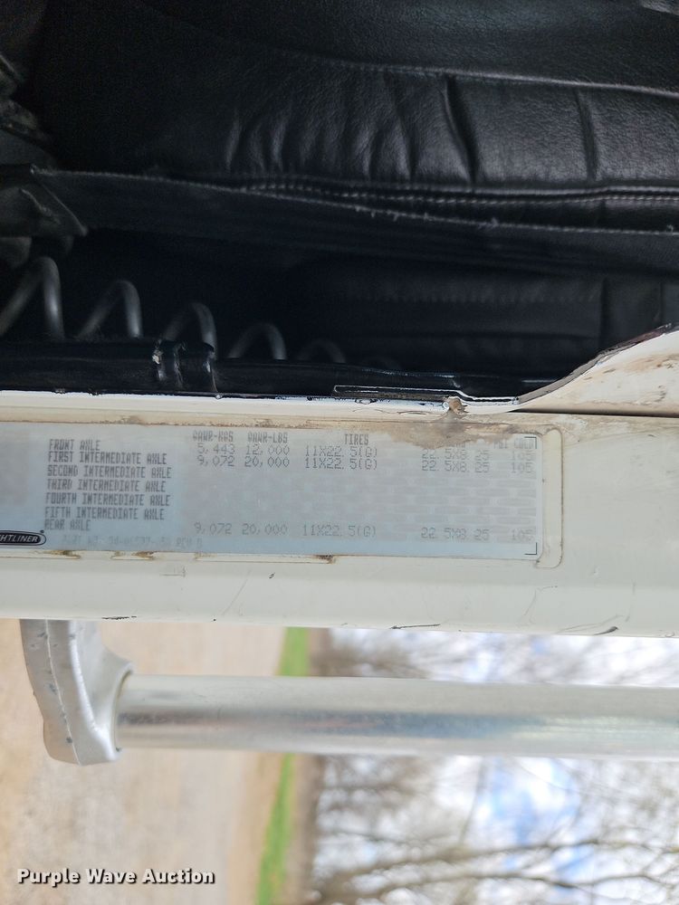 image for item EI8904 2000 Freightliner FLD semi truck