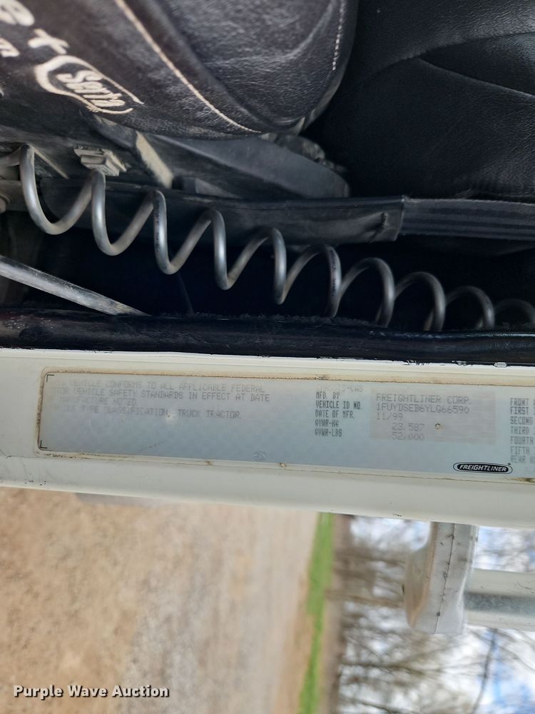 image for item EI8904 2000 Freightliner FLD semi truck