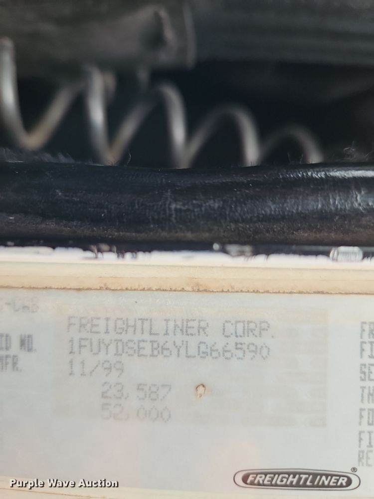 image for item EI8904 2000 Freightliner FLD semi truck