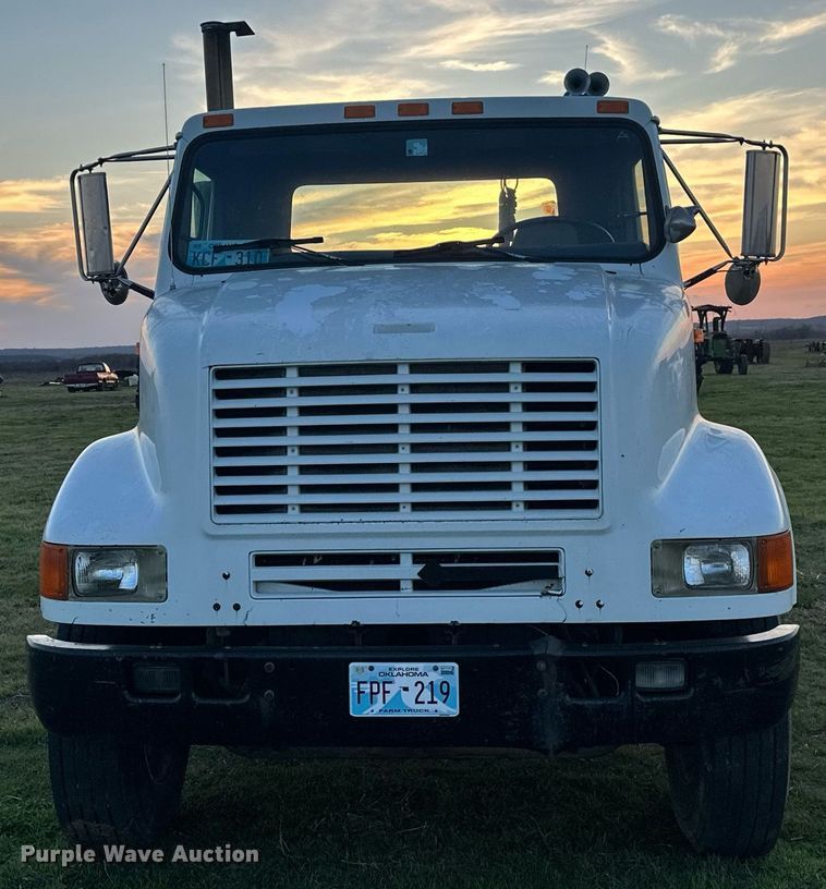 image for item EJ8392 1994 International 8100 semi truck