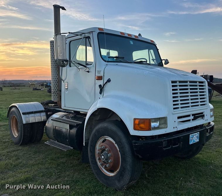 image for item EJ8392 1994 International 8100 semi truck