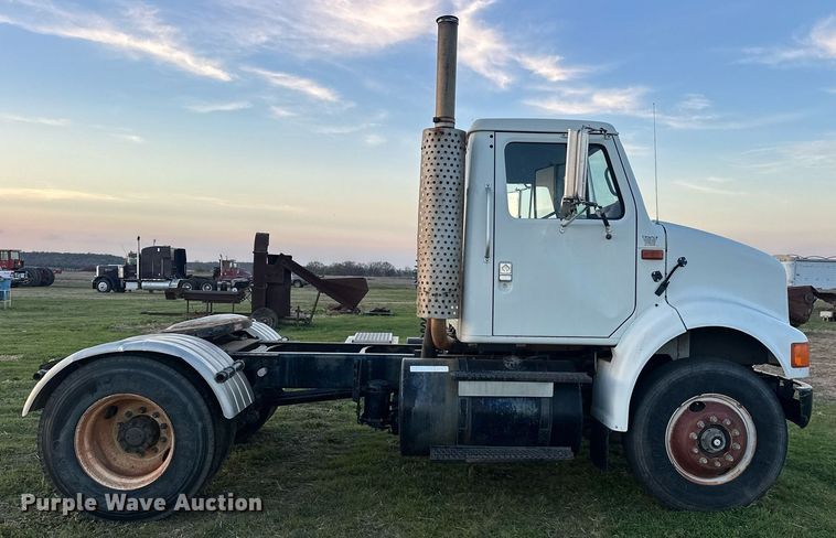 image for item EJ8392 1994 International 8100 semi truck
