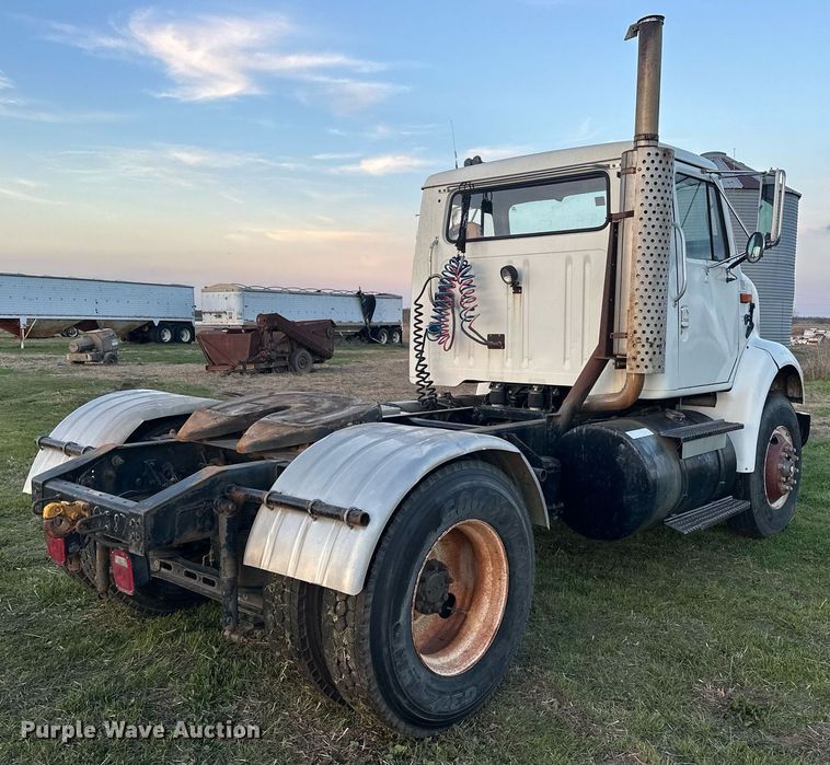image for item EJ8392 1994 International 8100 semi truck