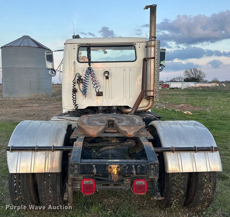 image for item EJ8392 1994 International 8100 semi truck