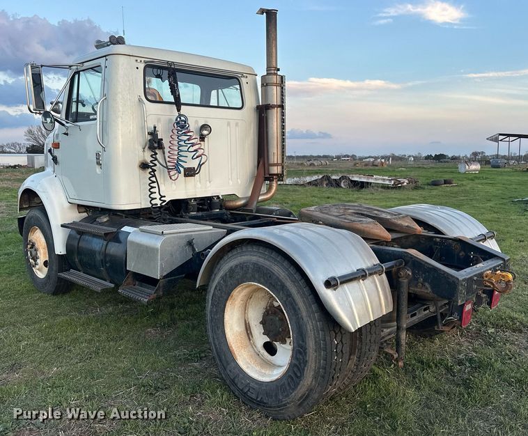 image for item EJ8392 1994 International 8100 semi truck