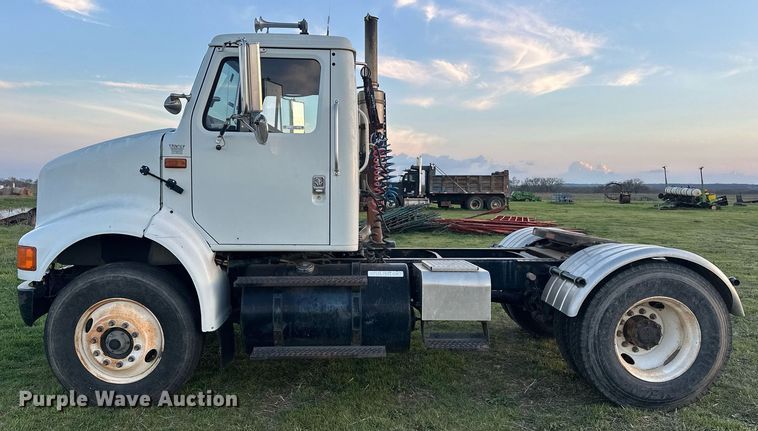 image for item EJ8392 1994 International 8100 semi truck