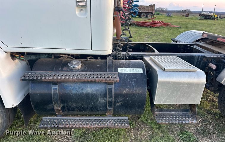 image for item EJ8392 1994 International 8100 semi truck