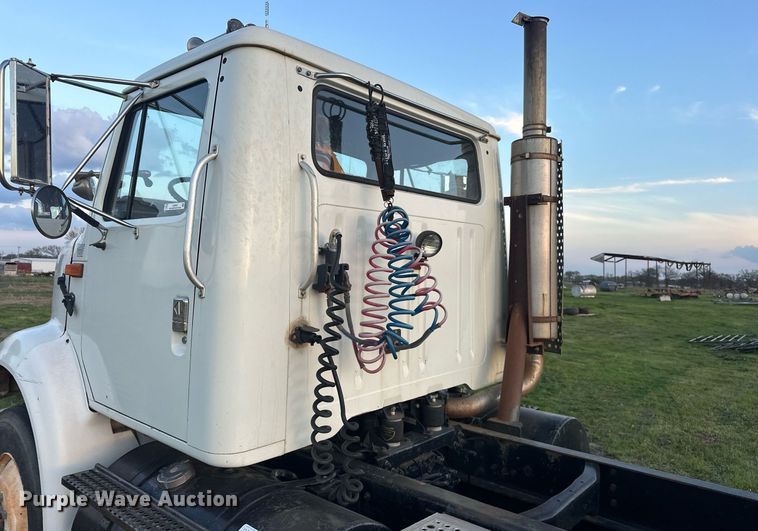 image for item EJ8392 1994 International 8100 semi truck