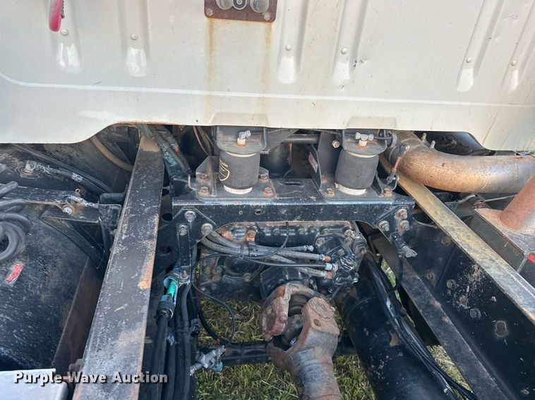 image for item EJ8392 1994 International 8100 semi truck