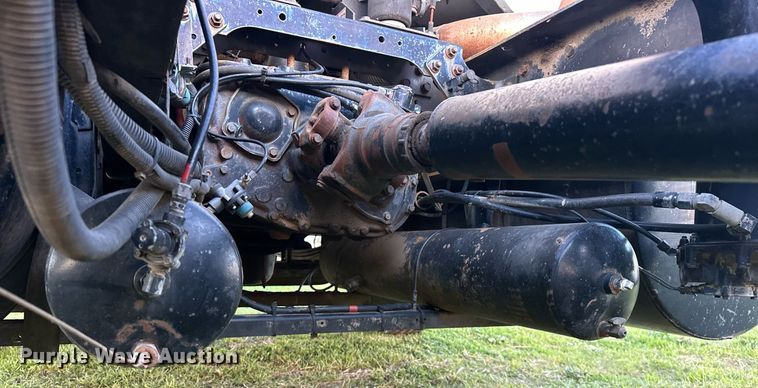 image for item EJ8392 1994 International 8100 semi truck