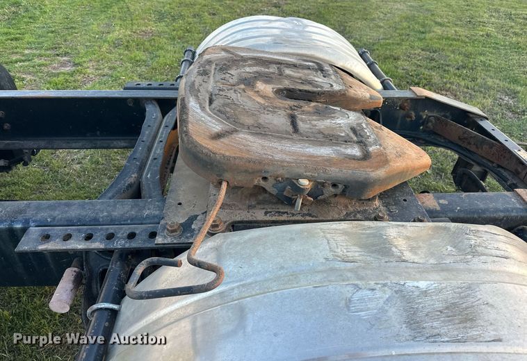 image for item EJ8392 1994 International 8100 semi truck