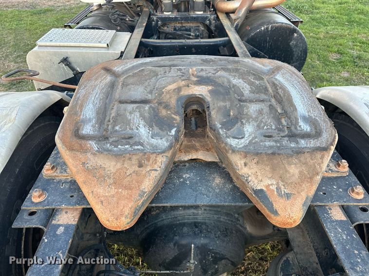 image for item EJ8392 1994 International 8100 semi truck