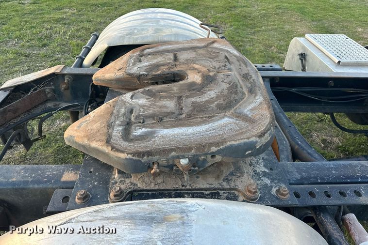 image for item EJ8392 1994 International 8100 semi truck