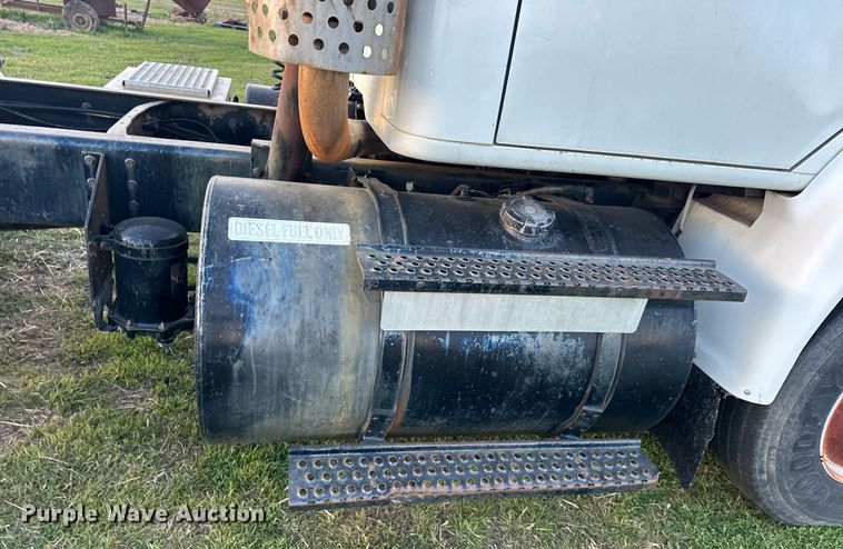 image for item EJ8392 1994 International 8100 semi truck