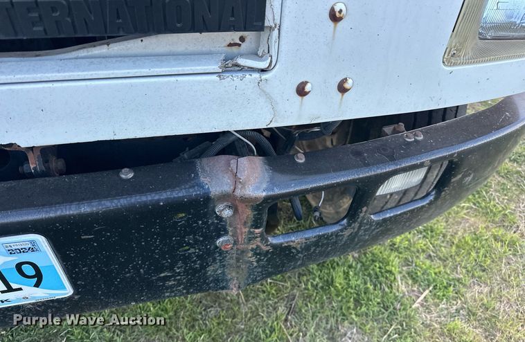 image for item EJ8392 1994 International 8100 semi truck