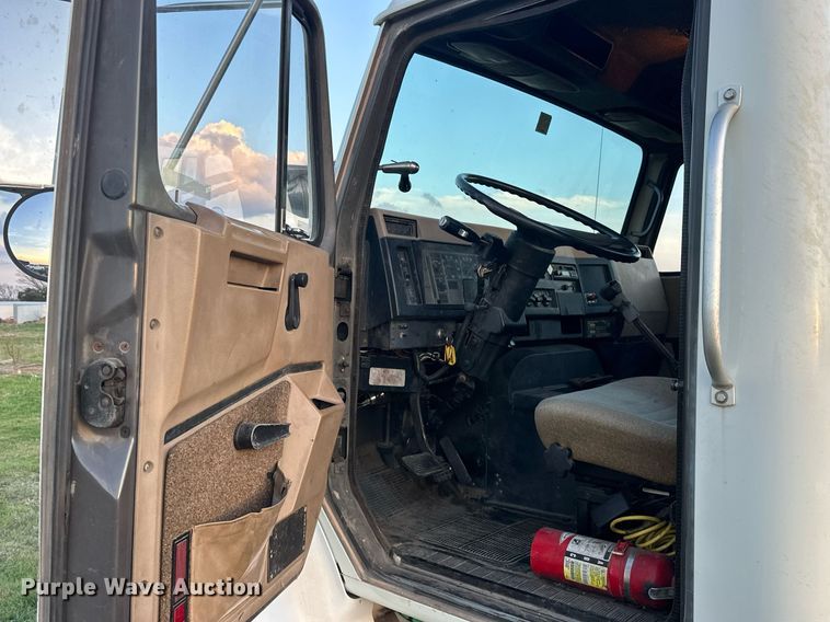 image for item EJ8392 1994 International 8100 semi truck