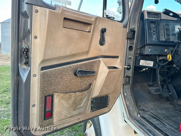 image for item EJ8392 1994 International 8100 semi truck