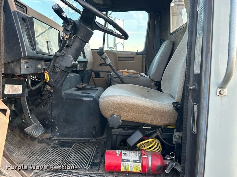 image for item EJ8392 1994 International 8100 semi truck