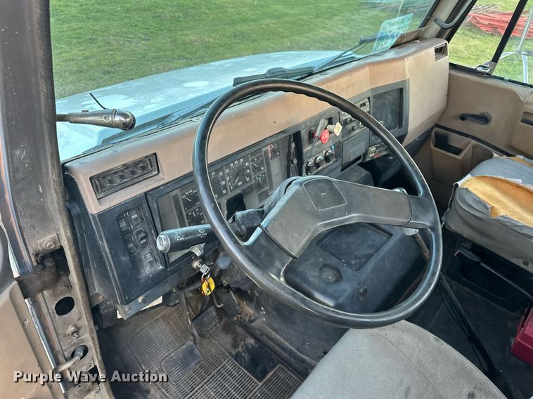 image for item EJ8392 1994 International 8100 semi truck