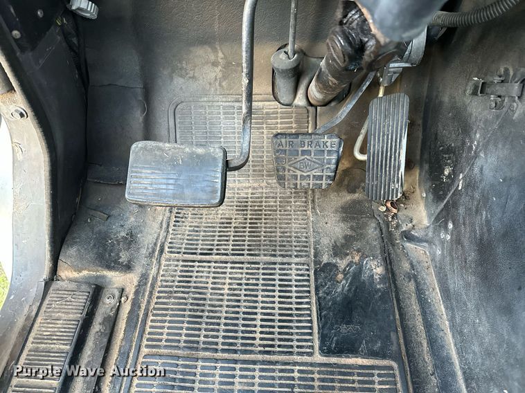 image for item EJ8392 1994 International 8100 semi truck