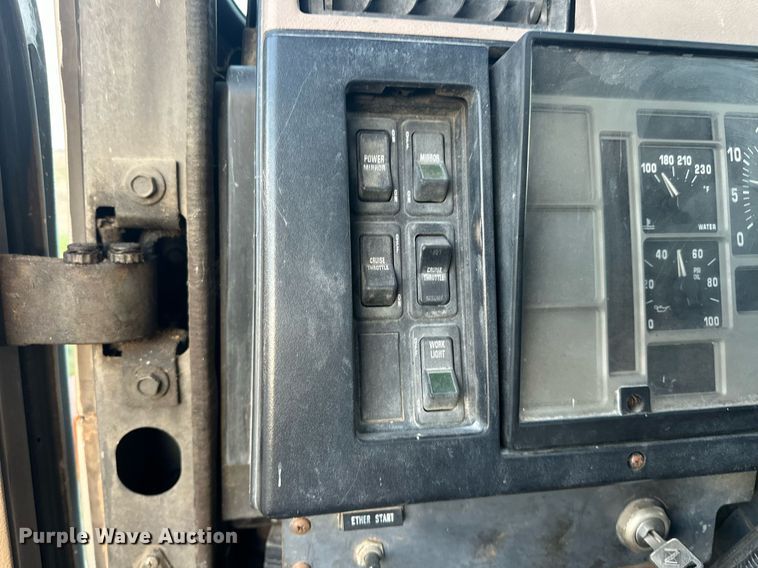 image for item EJ8392 1994 International 8100 semi truck