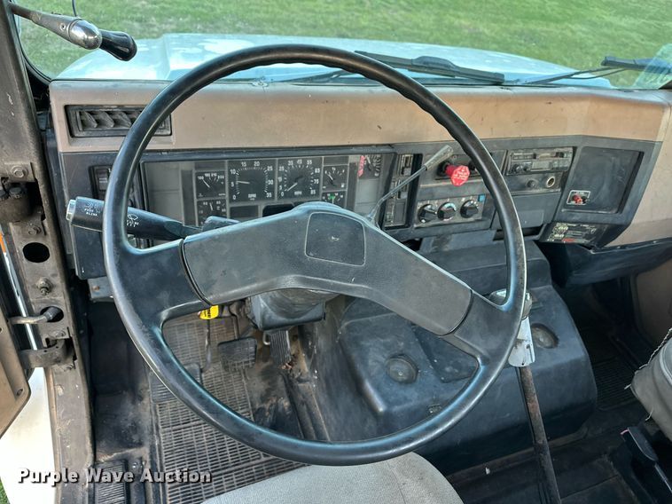 image for item EJ8392 1994 International 8100 semi truck