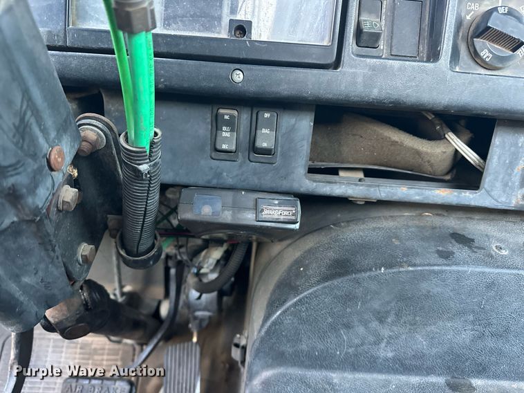 image for item EJ8392 1994 International 8100 semi truck