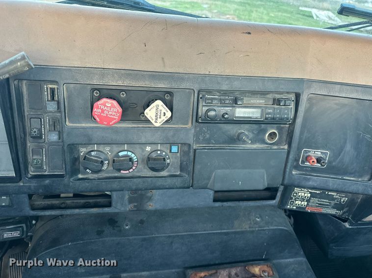 image for item EJ8392 1994 International 8100 semi truck