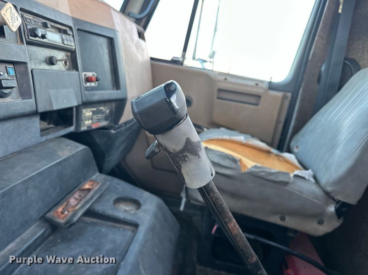 image for item EJ8392 1994 International 8100 semi truck