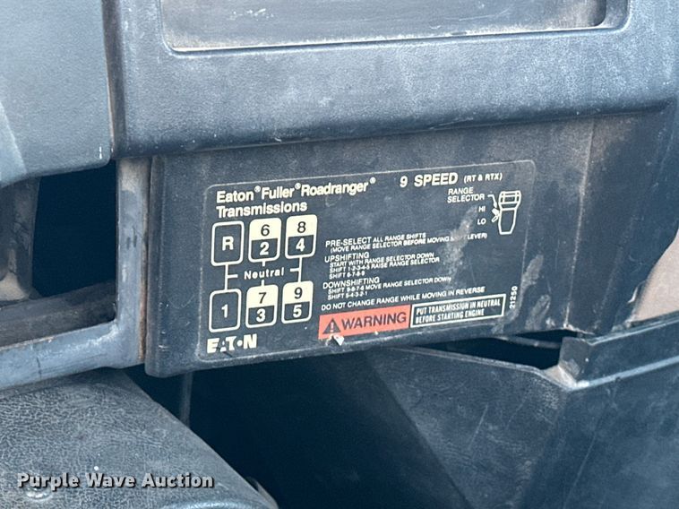 image for item EJ8392 1994 International 8100 semi truck