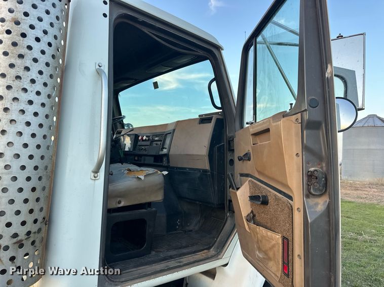 image for item EJ8392 1994 International 8100 semi truck