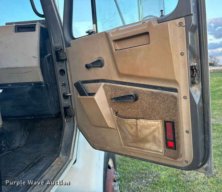 image for item EJ8392 1994 International 8100 semi truck