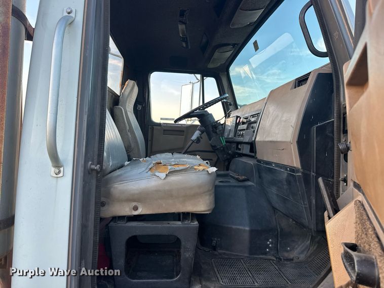 image for item EJ8392 1994 International 8100 semi truck