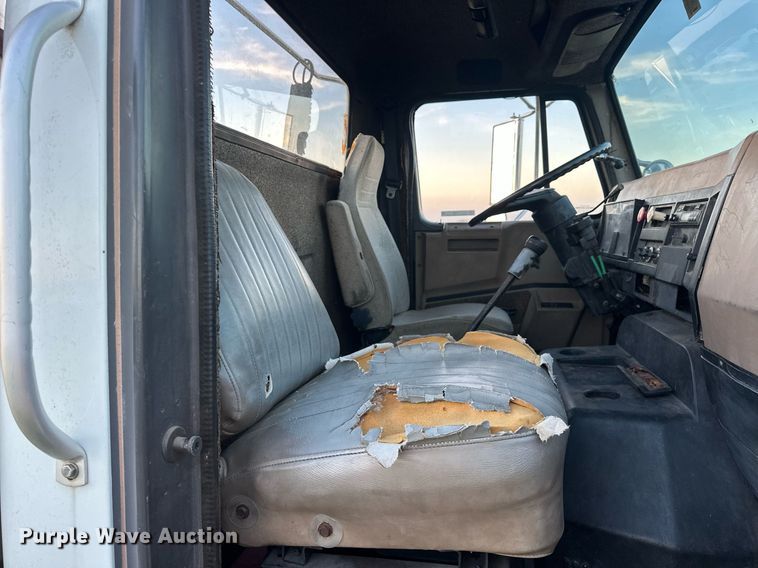 image for item EJ8392 1994 International 8100 semi truck