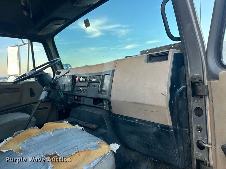 image for item EJ8392 1994 International 8100 semi truck