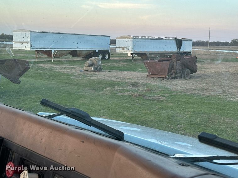 image for item EJ8392 1994 International 8100 semi truck